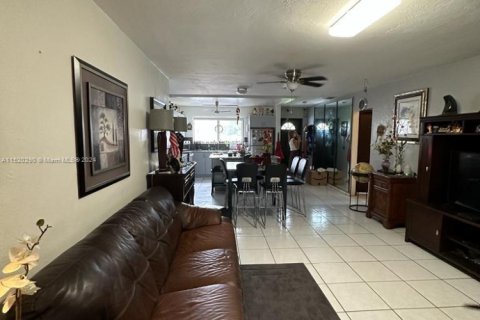 Casa en venta en Miami, Florida, 3 dormitorios, 170.2 m2 № 1702996 - foto 5