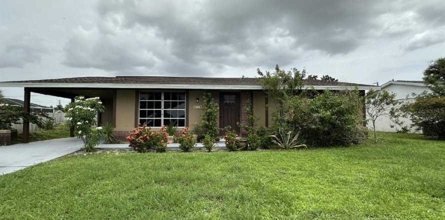 House in Port Charlotte, Florida 2 bedrooms, 84.91 sq.m. № 1901811