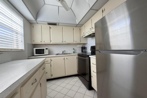 Condo in West Palm Beach, Florida, 2 bedrooms  № 2282883 - photo 2
