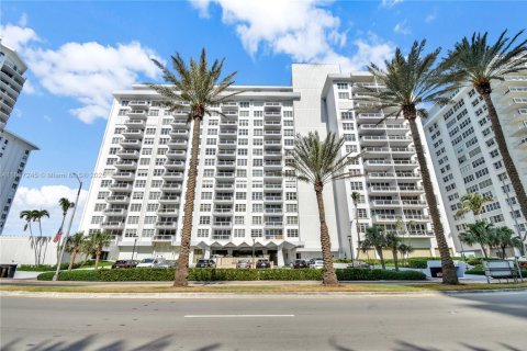 Condo in Miami Beach, Florida, 2 bedrooms  № 1772465 - photo 16