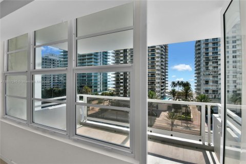 Condo in Miami Beach, Florida, 2 bedrooms  № 1772465 - photo 11