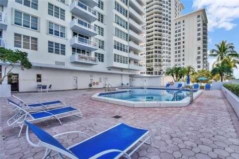 Condo in Miami Beach, Florida, 2 bedrooms  № 1772465 - photo 14