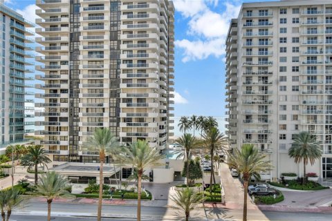 Condo in Miami Beach, Florida, 2 bedrooms  № 1772465 - photo 1