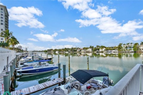 Condo in Miami Beach, Florida, 2 bedrooms  № 1772465 - photo 15