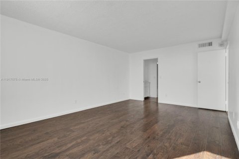 Copropriété à vendre à North Miami, Floride: 1 chambre, 74.88 m2 № 1975675 - photo 13