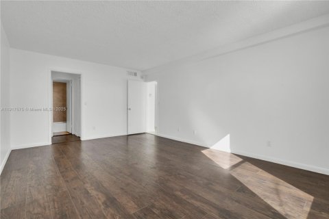 Copropriété à vendre à North Miami, Floride: 1 chambre, 74.88 m2 № 1975675 - photo 12