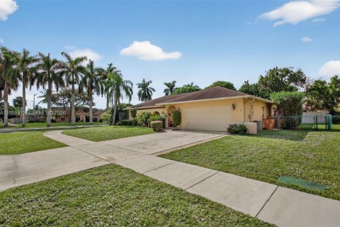 House in Deerfield Beach, Florida 4 bedrooms, 157.56 sq.m. № 2067436 - photo 2