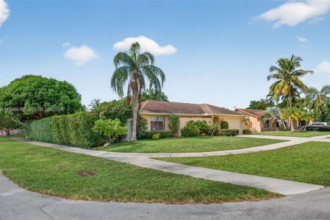 House in Deerfield Beach, Florida 4 bedrooms, 157.56 sq.m. № 2067436 - photo 3