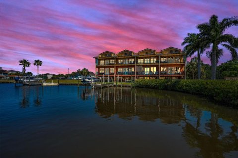 Townhouse in Tarpon Springs, Florida 3 bedrooms, 235.97 sq.m. № 1718964 - photo 3