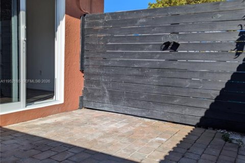 Снять в аренду коммерческую недвижимость в Опа-Локка, Флорида 23.23м2, № 2006563 - фото 4