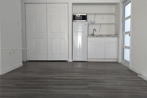 Снять в аренду коммерческую недвижимость в Опа-Локка, Флорида 23.23м2, № 2006563 - фото 3