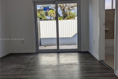 Снять в аренду коммерческую недвижимость в Опа-Локка, Флорида 23.23м2, № 2006563 - фото 2