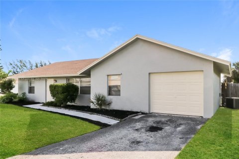 Снять в аренду виллу или дом в Бойнтон-Бич, Флорида 3 спальни, 124.58м2, № 1965175 - фото 3