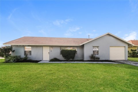 Снять в аренду виллу или дом в Бойнтон-Бич, Флорида 3 спальни, 124.58м2, № 1965175 - фото 1