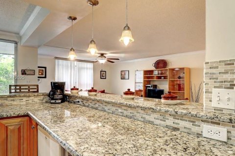 Condo in Lauderhill, Florida, 2 bedrooms  № 1818610 - photo 3