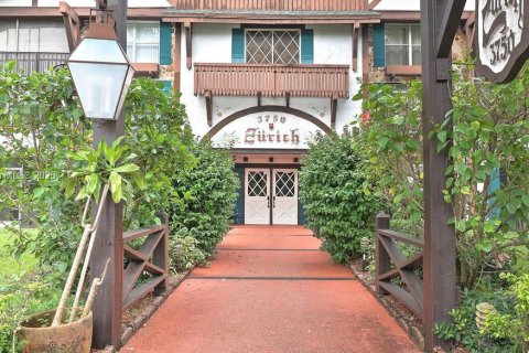 Condo in Lauderhill, Florida, 2 bedrooms  № 1818610 - photo 2