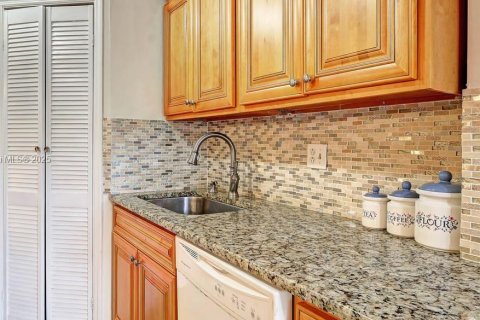 Condo in Lauderhill, Florida, 2 bedrooms  № 1818610 - photo 6