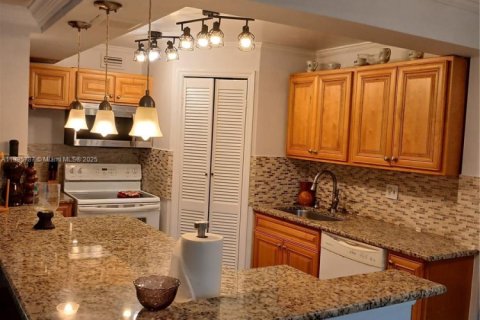 Condo in Lauderhill, Florida, 2 bedrooms  № 1818610 - photo 4