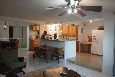 Condo in Lauderhill, Florida, 2 bedrooms  № 1818610 - photo 9