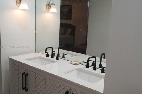 Condo in Lauderhill, Florida, 2 bedrooms  № 1818610 - photo 14