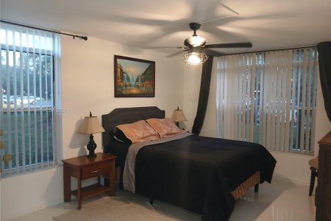 Condo in Lauderhill, Florida, 2 bedrooms  № 1818610 - photo 12