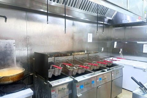 Commercial property in Miami, Florida № 1994105 - photo 6