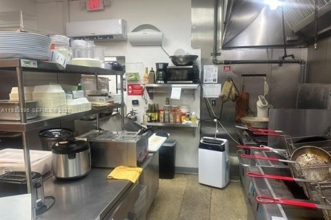 Commercial property in Miami, Florida № 1994105 - photo 5