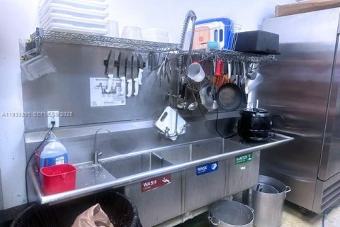 Commercial property in Miami, Florida № 1994105 - photo 7