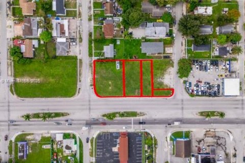 Propiedad comercial en venta en Miami, Florida № 1979488 - foto 2