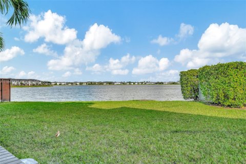 Townhouse in Miami Lakes, Florida 3 bedrooms, 147.53 sq.m. № 2003307 - photo 22