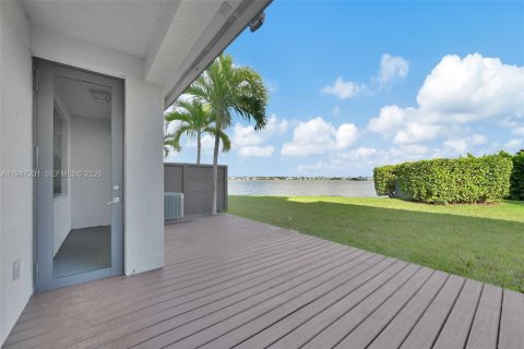 Townhouse in Miami Lakes, Florida 3 bedrooms, 147.53 sq.m. № 2003307 - photo 20