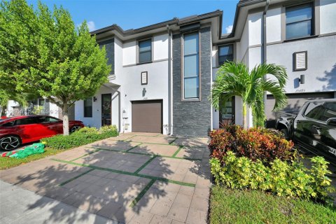 Townhouse in Miami Lakes, Florida 3 bedrooms, 147.53 sq.m. № 2003307 - photo 12