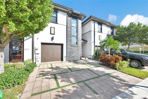 Townhouse in Miami Lakes, Florida 3 bedrooms, 147.53 sq.m. № 2003307 - photo 13