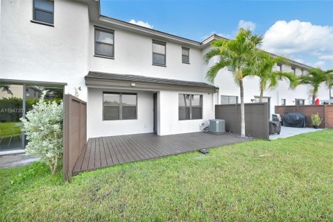 Townhouse in Miami Lakes, Florida 3 bedrooms, 147.53 sq.m. № 2003307 - photo 17