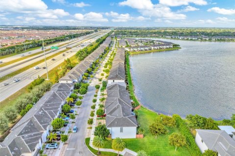 Townhouse in Miami Lakes, Florida 3 bedrooms, 147.53 sq.m. № 2003307 - photo 10