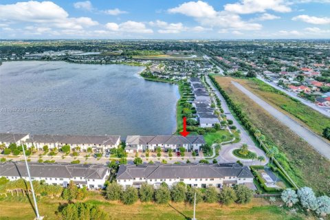 Townhouse in Miami Lakes, Florida 3 bedrooms, 147.53 sq.m. № 2003307 - photo 8