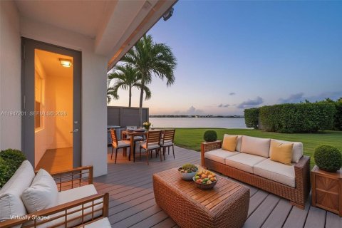 Townhouse in Miami Lakes, Florida 3 bedrooms, 147.53 sq.m. № 2003307 - photo 2