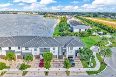 Townhouse in Miami Lakes, Florida 3 bedrooms, 147.53 sq.m. № 2003307 - photo 5