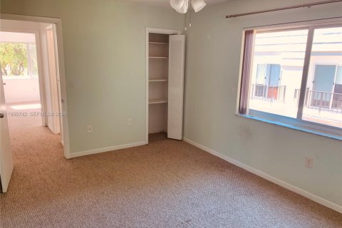 Condo in Coral Gables, Florida, 2 bedrooms  № 2059612 - photo 15