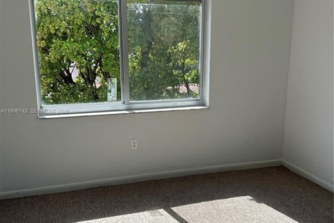 Condo in Coral Gables, Florida, 2 bedrooms  № 2059612 - photo 11