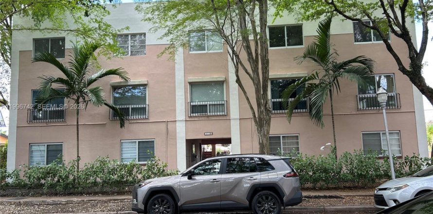 Condo in Coral Gables, Florida, 2 bedrooms № 2059612