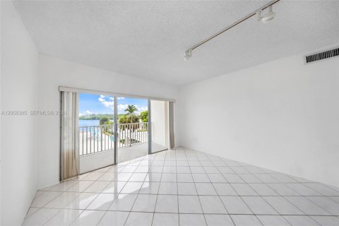 Condo in Sunny Isles Beach, Florida, 1 bedroom  № 2185987 - photo 30