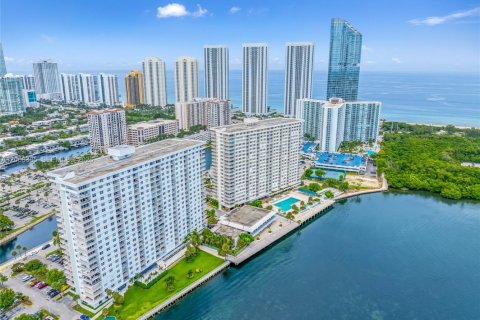 Condo in Sunny Isles Beach, Florida, 1 bedroom  № 2185987