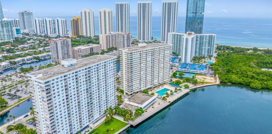 Condo in Sunny Isles Beach, Florida, 1 bedroom  № 2185987