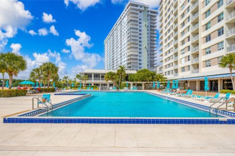 Condo in Sunny Isles Beach, Florida, 1 bedroom  № 2185987 - photo 19