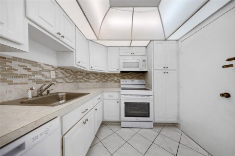 Condo in Sunny Isles Beach, Florida, 1 bedroom  № 2185987 - photo 14