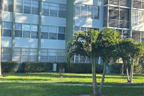 Кондоминиум с 2 спальнями в Холливуд, Флорида № 2066301