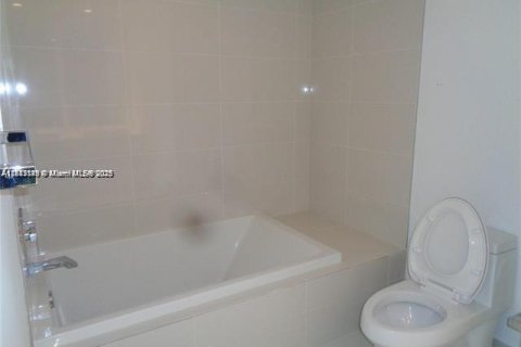 Condominio en venta en Miami, Florida, 1 dormitorio, 68.56 m2 № 2077063 - foto 11