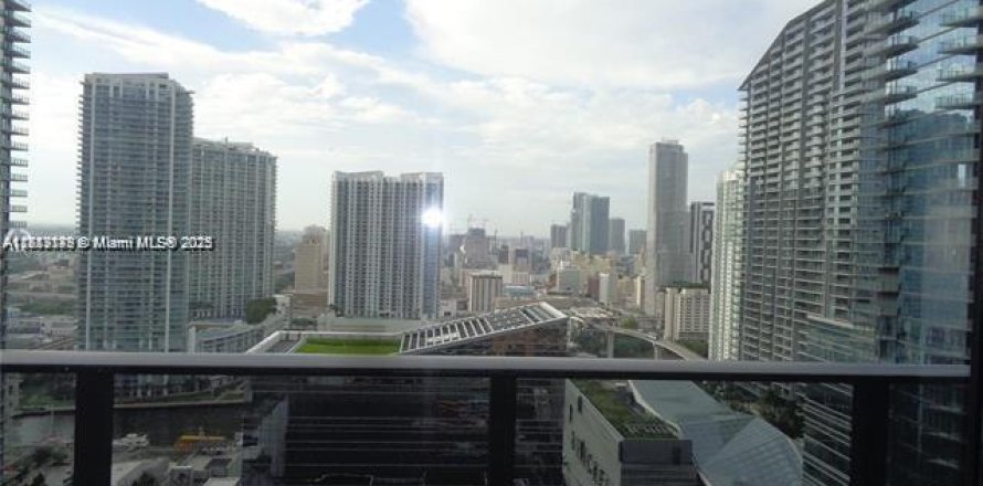 Condominio en Miami, Florida, 1 dormitorio  № 2077063