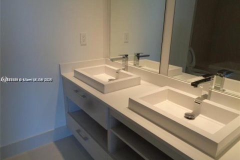 Condominio en venta en Miami, Florida, 1 dormitorio, 68.56 m2 № 2077063 - foto 10